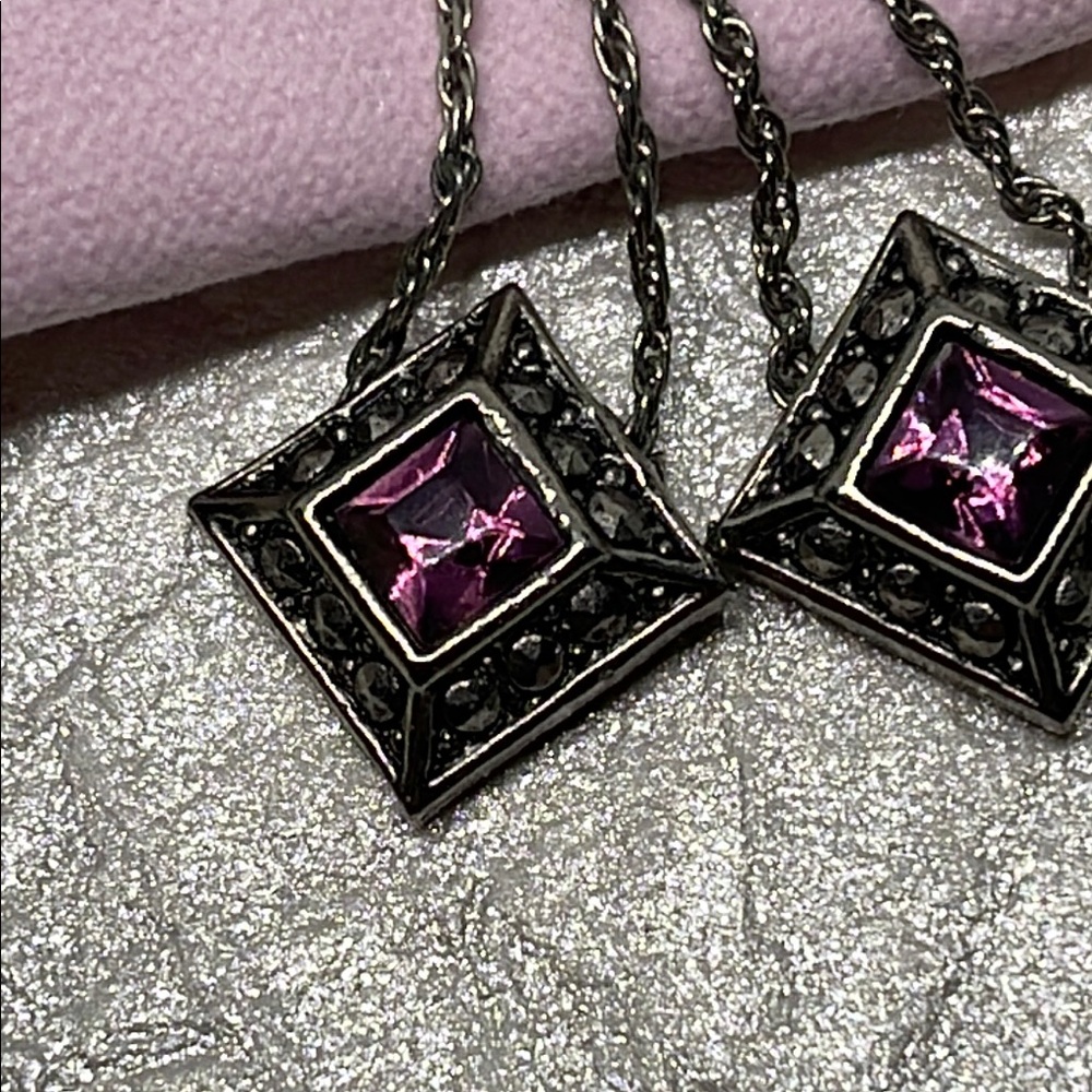 Avon vintage Purple square  and gunmetal pierced Dangle Earrings - Picture 6 of 12